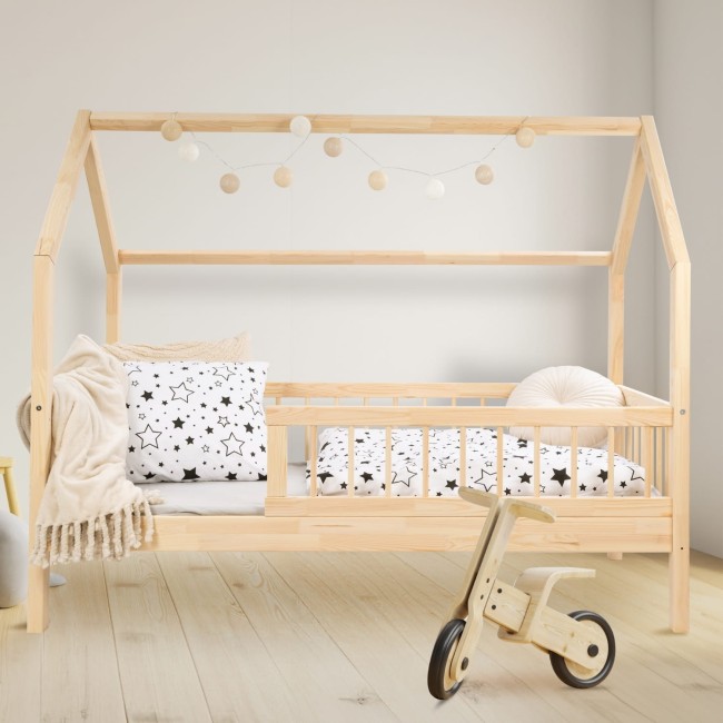 Drewniane Łóżko Dziecięce Domek EMILY w kolorze naturalnego drewna aranżacja