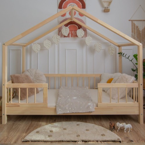 Drewniane Łóżko Dziecięce Domek MAYA w kolorze naturalnego drewna aranżacja