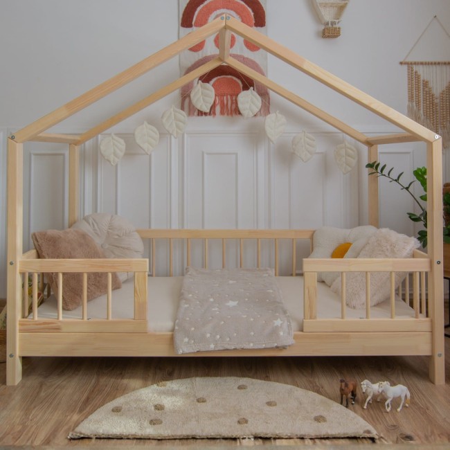 Drewniane Łóżko Dziecięce Domek MAYA w kolorze naturalnego drewna aranżacja