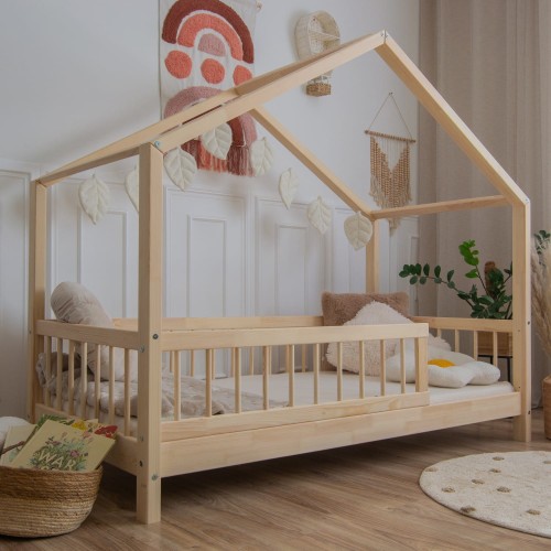 Drewniane Łóżko Dziecięce Domek MAYA w kolorze naturalnego drewna aranżacja