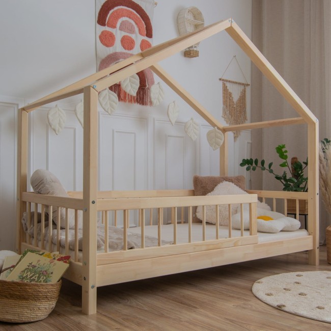 Drewniane Łóżko Dziecięce Domek MAYA w kolorze naturalnego drewna aranżacja