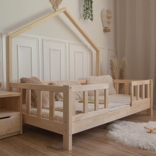 Drewniane Łóżko Dziecięce SAM w kolorze naturalnego drewna aranżacja