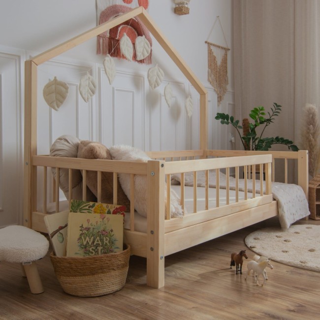 Drewniane Łóżko Dziecięce LILO w kolorze naturalnego drewna aranżacja