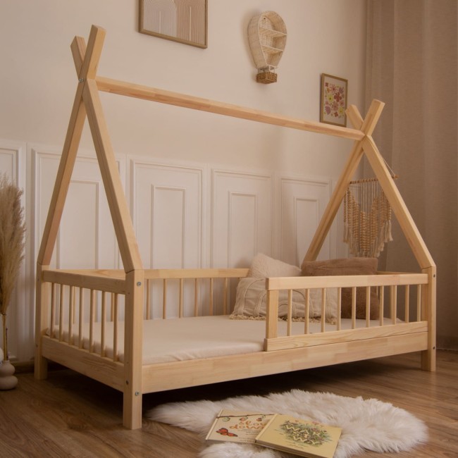 Drewniane Łóżko Dziecięce Tipi LILY w kolorze naturalnego drewna aranżacja