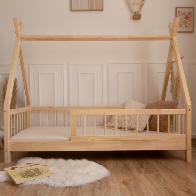 Drewniane Łóżko Dziecięce Tipi LILY w kolorze naturalnego drewna aranżacja