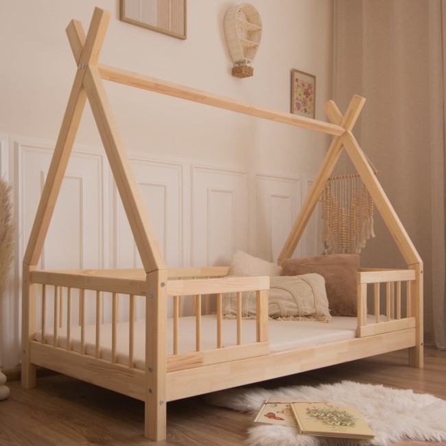 Drewniane Łóżko Dziecięce Tipi LILY w kolorze naturalnego drewna aranżacja
