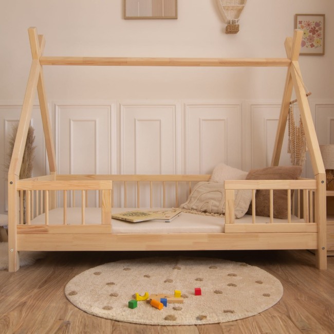 Drewniane Łóżko Dziecięce Tipi LILY w kolorze naturalnego drewna aranżacja